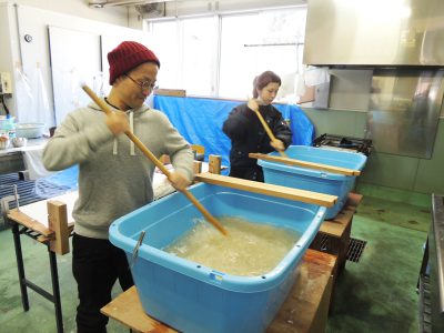 「手すき和紙の伝統を繋いでいきたい」平山祐さん・綾子さん （いわき市遠野地区地域おこし協力隊員）